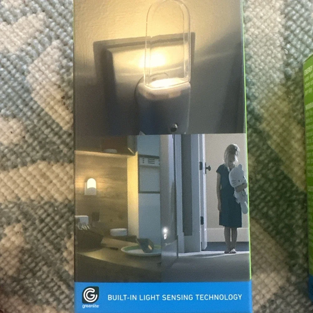 Greenlite LED Nite Lite Built in sensor Two 2-‎ packs. Total of 4 lights NEW